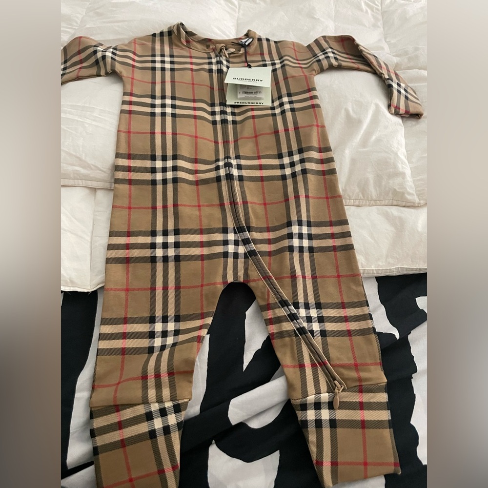 Burberry Baby
N-7 Claude Baby Set
Size: 9 Mos
NWT and Box
Unisex